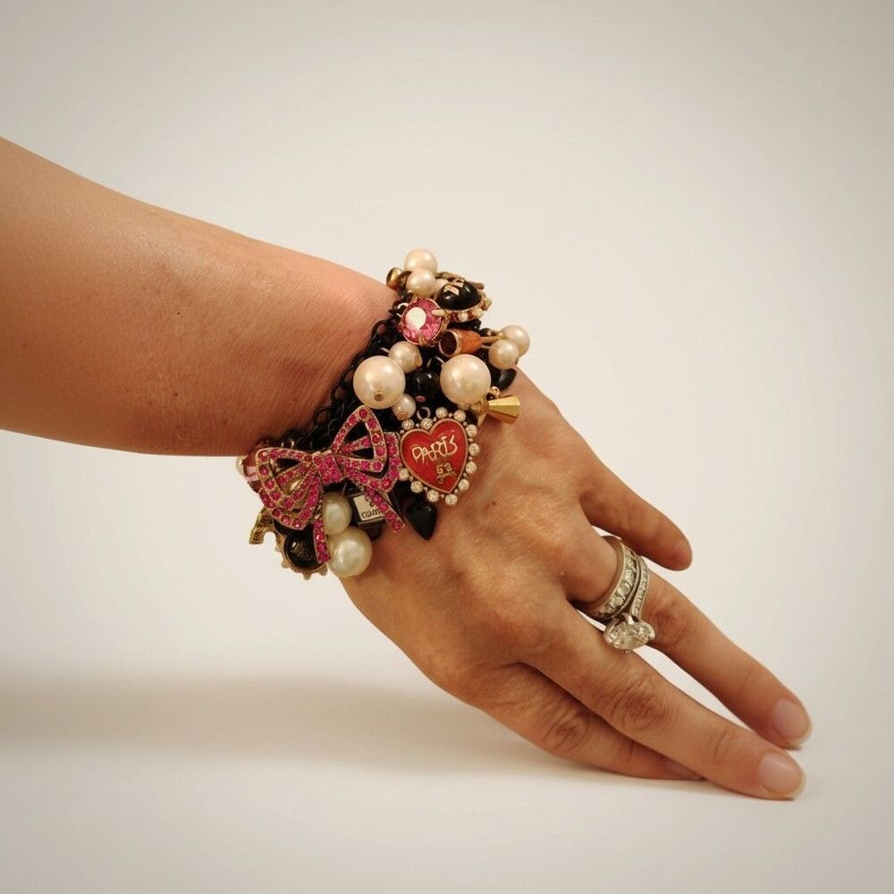 BETSEY JOHNSON GOES TO PARIS HEART BOW FAUX PEARLS CHARMS STRETCH BRACELET